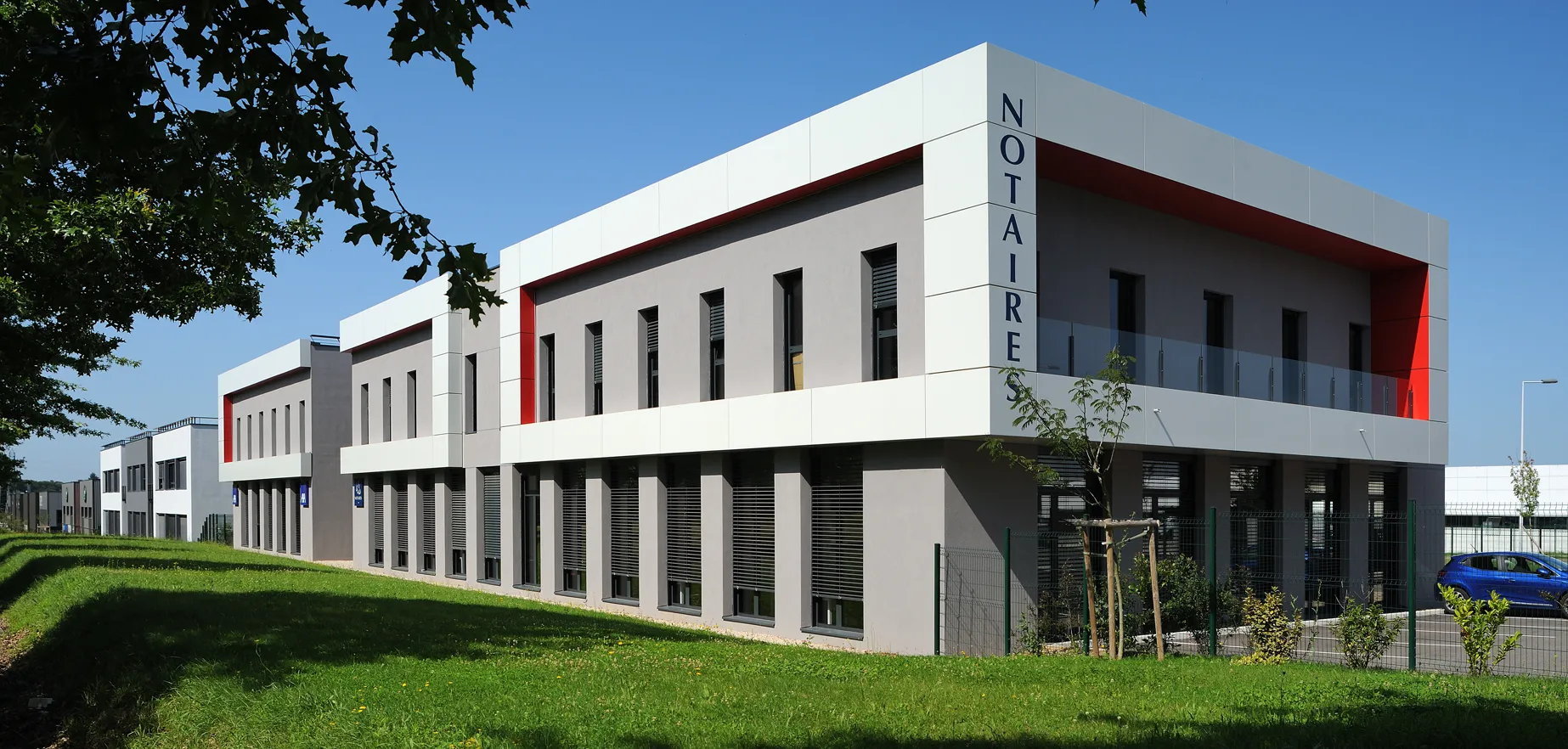 Façade vitrée immeuble tertiaire Granges Bardes Bâtiment B