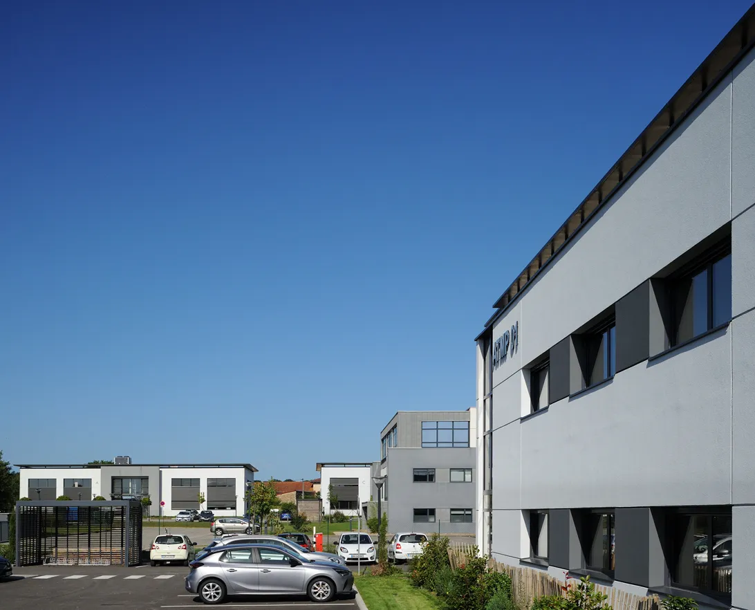 Vue extérieure illuminée du site San Severo en soirée, Bourg-en-Bresse